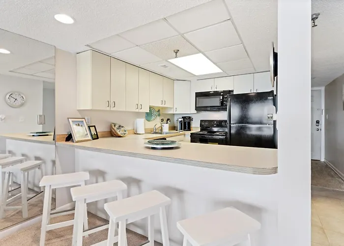 Bright Oceanfront 2br Balcony, King Bed & Parking Holiday home
