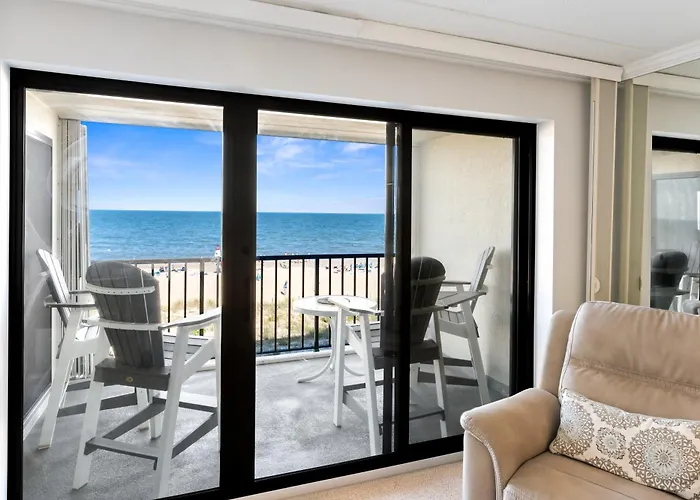 Holiday home Bright Oceanfront 2br Balcony, King Bed & Parking