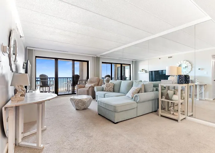 Bright Oceanfront 2br Balcony, King Bed & Parking Holiday home *