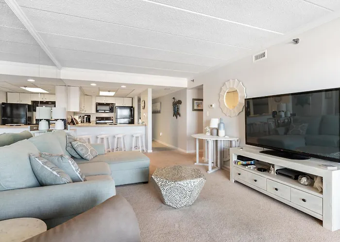 Holiday home Bright Oceanfront 2br Balcony, King Bed & Parking *