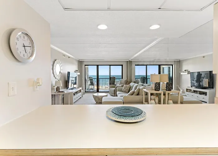 Bright Oceanfront 2br Balcony, King Bed & Parking Holiday home *