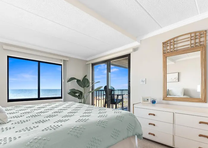 Bright Oceanfront 2br Balcony, King Bed & Parking Holiday home