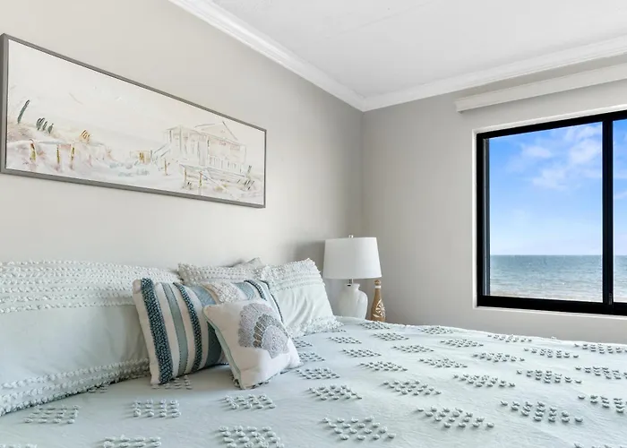 Bright Oceanfront 2br Balcony, King Bed & Parking