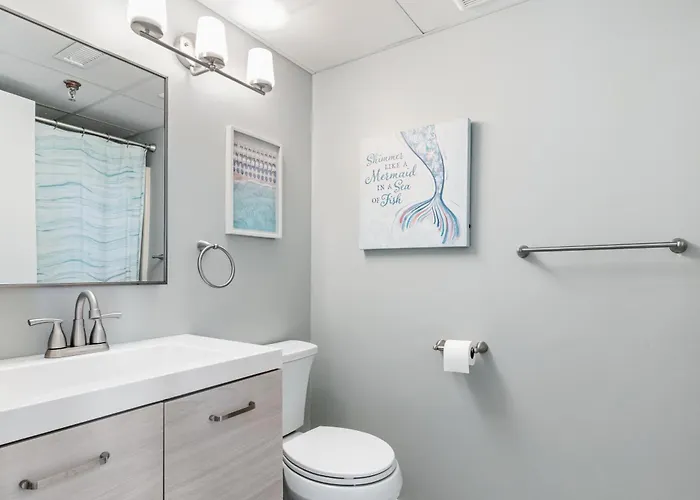 Bright Oceanfront 2br Balcony, King Bed & Parking