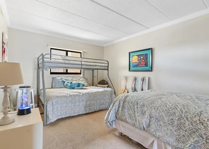 Bright Oceanfront 2br Balcony, King Bed & Parking Holiday home *