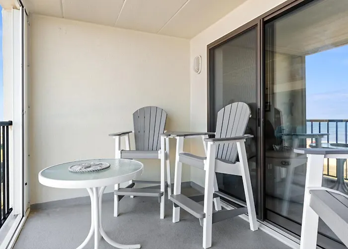 Holiday home Bright Oceanfront 2br Balcony, King Bed & Parking *