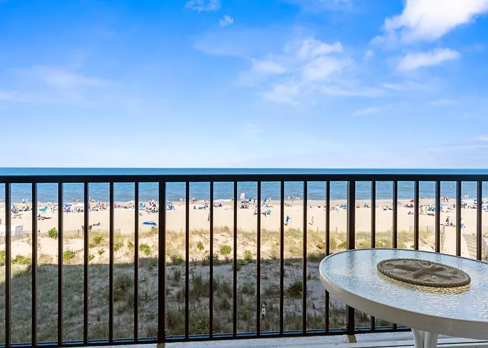 Holiday home Bright Oceanfront 2br Balcony, King Bed & Parking *