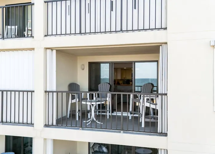 Bright Oceanfront 2br Balcony, King Bed & Parking Holiday home *
