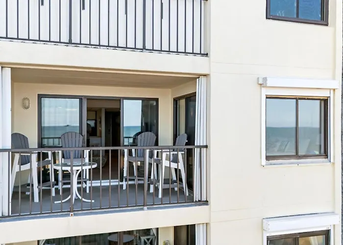Holiday home Bright Oceanfront 2br Balcony, King Bed & Parking *