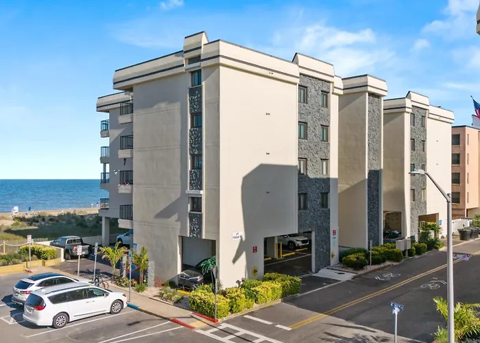 Bright Oceanfront 2br Balcony, King Bed & Parking *