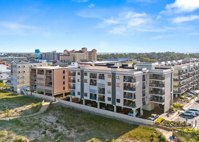 Bright Oceanfront 2br Balcony, King Bed & Parking Holiday home