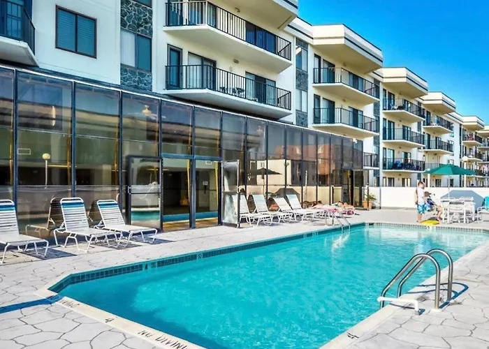 Holiday home Bright Oceanfront 2br Balcony, King Bed & Parking *